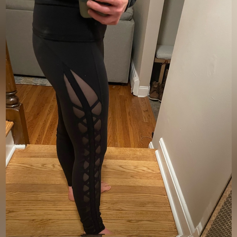 Lululemon Mesh/Criss-Cross Detail Yoga Pants (25” / Size 6)
